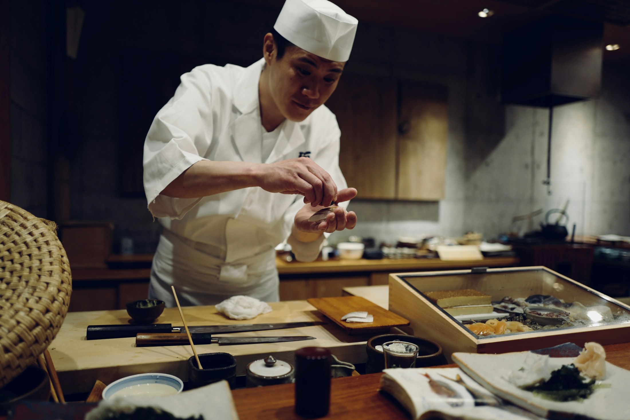 鮨を仕立てる店主の中村心白