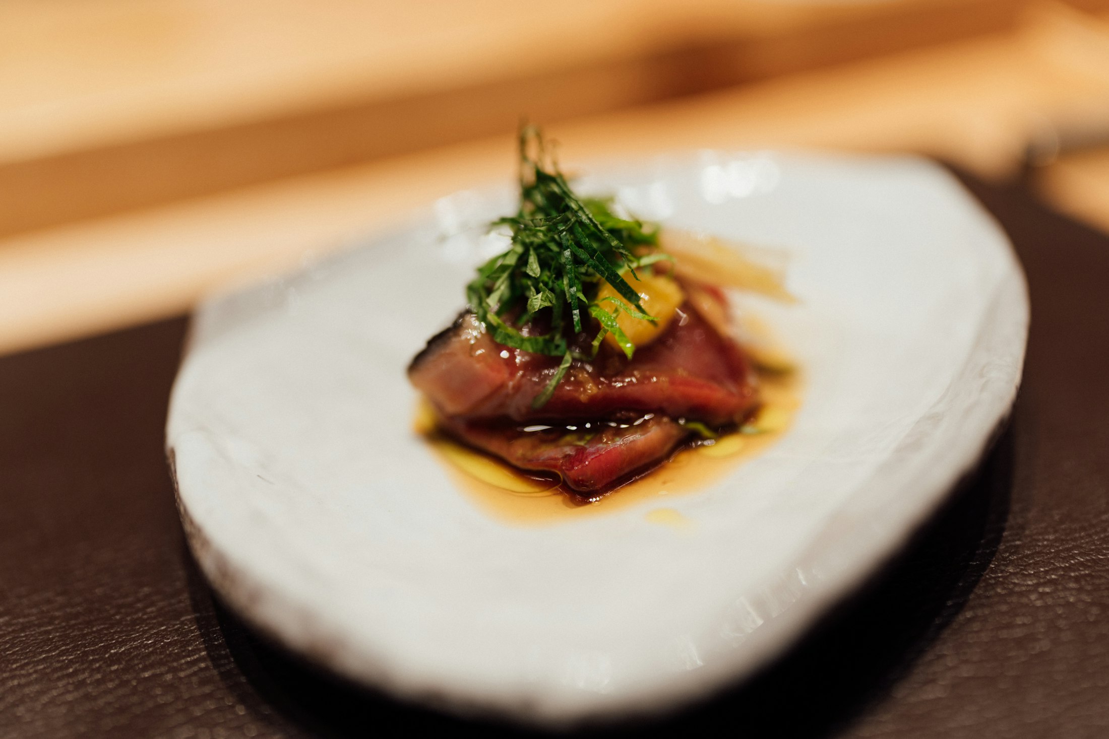 白い器に盛られた赤身の料理